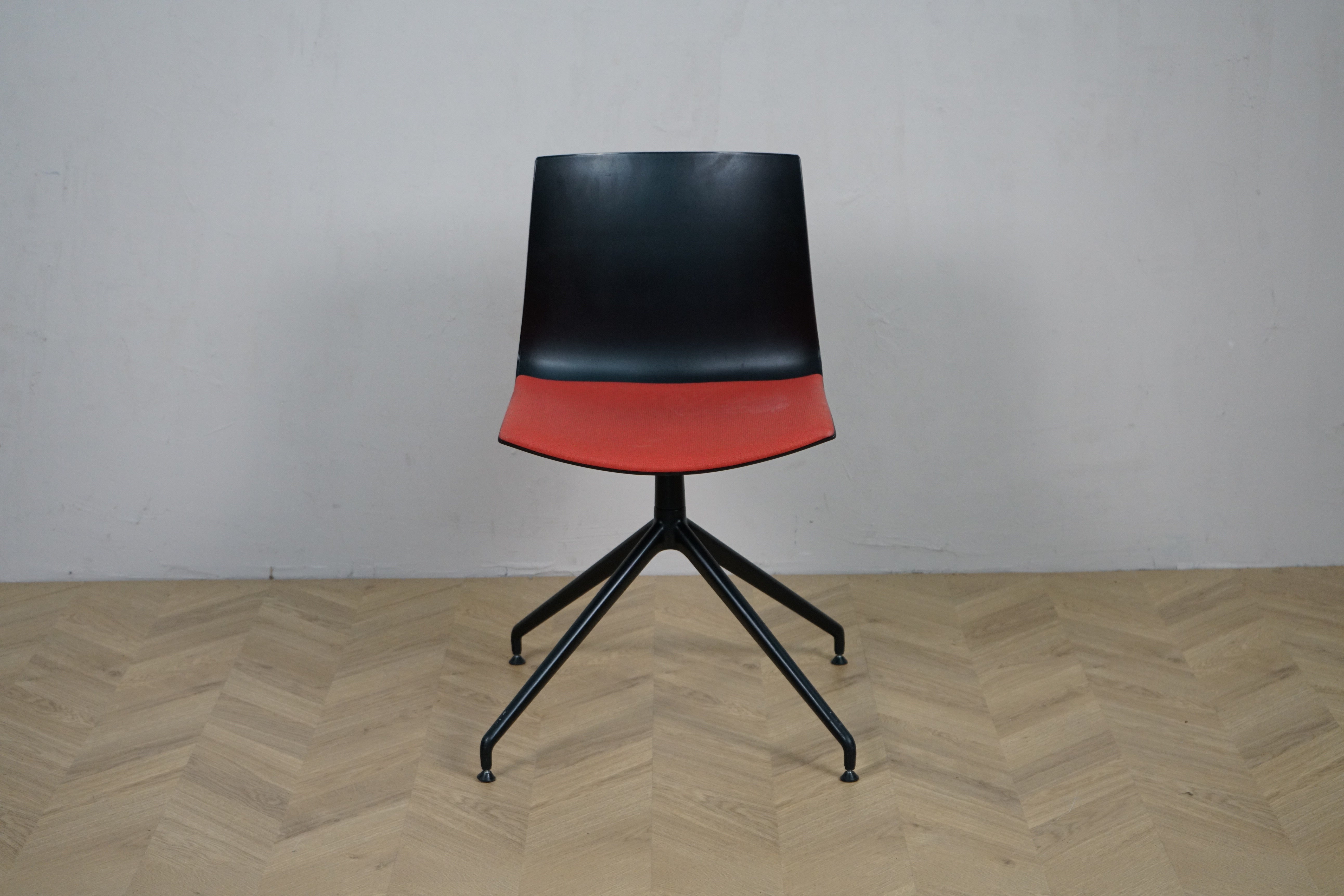 Arper Catifa 46 konferencestol set forfra med rød polstring og sort aluminium drejestel